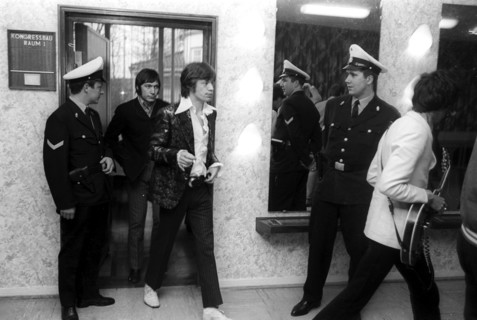 Rolling Stones; Musikgruppe, Rockmusik; GB - Auftritt in der Ernst Merck Halle, Hamburg; Mick Jagger und Charly
Watts (hinten) auf den Weg zur Buehne unter Polizeischutz