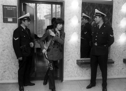 Rolling Stones; Musikgruppe, Rockmusik; GB - Auftritt in der Ernst Merck Halle, Hamburg; Keith Richards auf den Weg zur Buehne unter Polizeischutz
