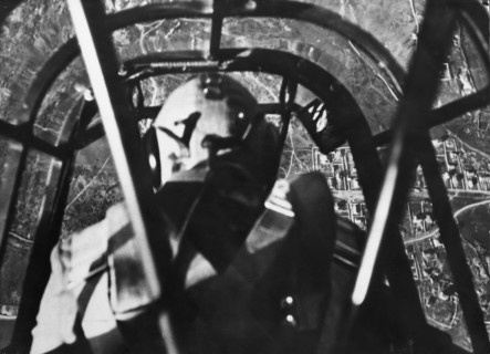 Bombardier en piqué de la Luftwaffe au cours d'une attaque, 1938