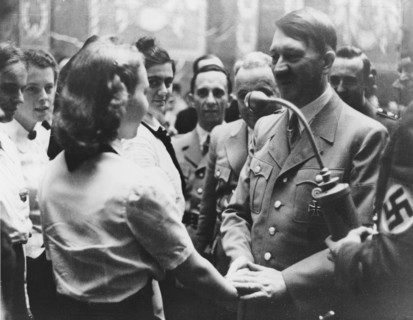 BDM - Hitler im Gespräch mit Siegerinnen des Reichsberufwettkampfes in der neuen Reichskanzlei in Berlin