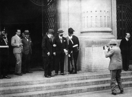 Hans Albers vor dem Gebaeude des Voelkerbundes in Genf