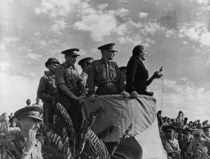 Dolores Ibarruri lors d'un discours, 1937