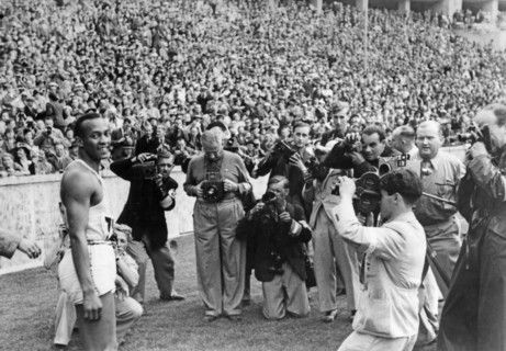 L'athlète Jesse Owens photographié, 1936