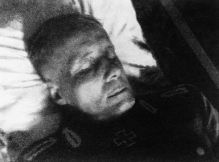 Rommel, Erwin *15.11.1891-14.10.1944+
Officer, field marshall general , germany 
commander of the Afrikakorps Feb.1941-March1943
Rommel on the deathbed
October 1944