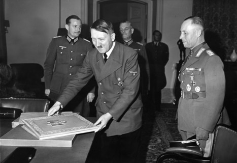 Rommel, Erwin - Officer, Germany
*1891-1944+
- gets from Adolf Hitler (l.) the certificate of appointment to Marshall
- Published by: 'Deutsche Allgemeine Zeitung' 02.10.1942
- Photographer: Press...