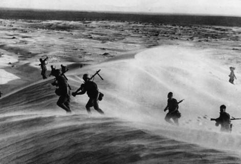 2.WW, North africa, war theater (Africa campaign) , german africa corps Feb.41-May43:
First offensive of Rommel: Advance into the Cyrenaika
German soldiers crossing the sand dunes at Mersa El Brega....