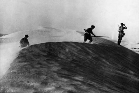2.WW, North africa, war theater (Africa campaign) , german africa corps Feb.41-May43:
First offensive of Rommel: Advance into the Cyrenaika
German soldiers crossing the sand dunes at Mersa El Brega....