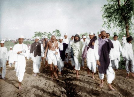 Mahatma Gandhi et ses partisans lors de la marche du sel