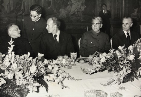 The Chinese leader Deng Xiaoping (left) to host in Paris. With President Valéry Giscard d'Estaing (center) and Foreign Minister Qiao Guanhua and Jacques Chaban-Delmas (Mayor of Bordeaux). Dinner at th...