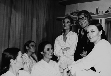 Yves Saint-Laurent entouré de mannequins