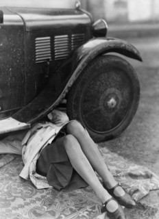 Jeune femme réparant sa voiture, 1932