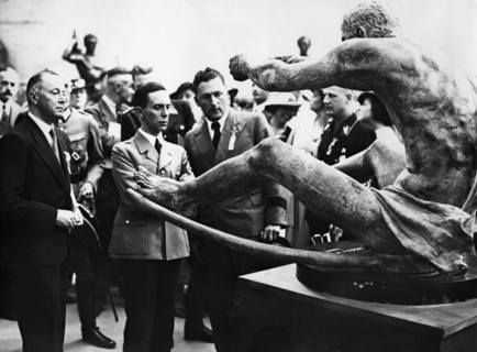 Goebbels à une exposition d'art aux Jeux Olympiques de Berlin 1936