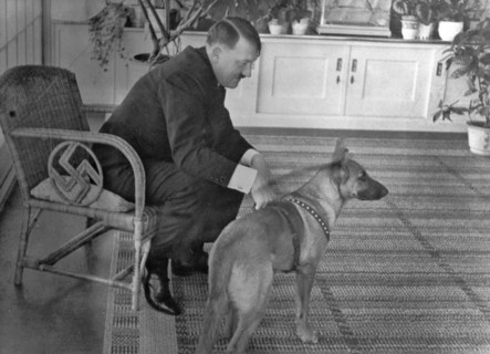 Adolf Hitler en villégiature à Obersalzberg, 1934
