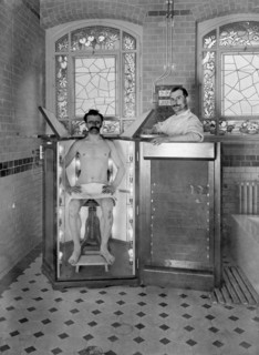 Homme prenant un bain de lumière électrique, 1902