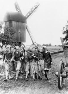 Jeunes filles des BDM revenant d'une journée de travail, 1939