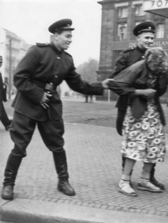 Des soldats russes importunent une jeune fille à Leipzig