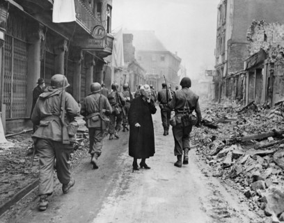 Soldats américains dans une ville allemande détruite, 1945