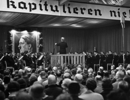 Wilhelm Furtwaengler dirige un concert, 1939