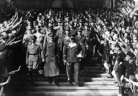 Return from Munich Conf. - Hitler and entourage after arrival at Anhalter Bahnhof in Berlin.........