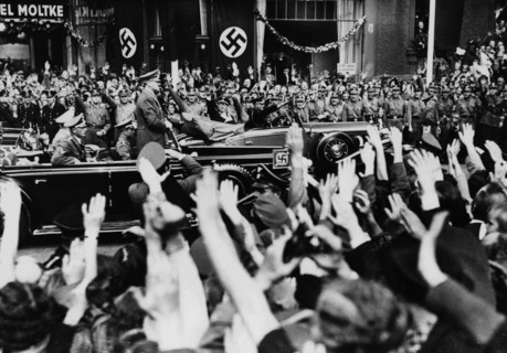 Adolf Hitler acclamé à Berlin après la signature des accords de Munich