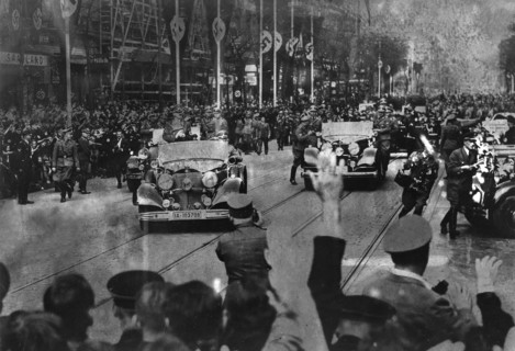 Adolf Hitler acclamé à Berlin après la signature des accords de Munich