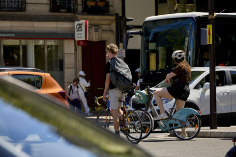 Vélos et voitures à Paris