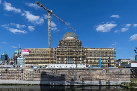 Scaffolding on the west facade of the city palace