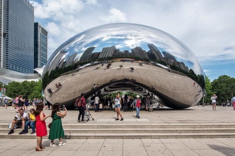 Mirroring sculpture Cloud Gate