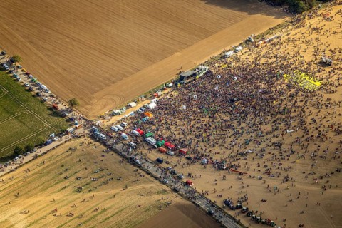 Many people on large-scale demonstration against the clearing of the Hambach forest