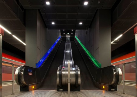 Escalators at the platform