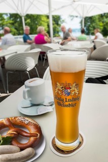 King Ludwig Weissbier and Weisswurst with pretzel
