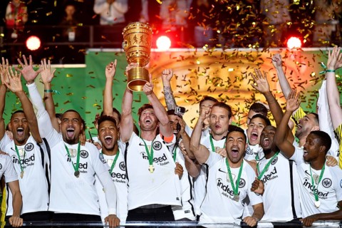 David Abraham Eintracht Frankfurt cheers after the cup is handed over to Team Eintracht Frankfurt