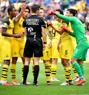 Referee Referee Harm Osmers discusses with players Borussia Dortmund 09 BVB