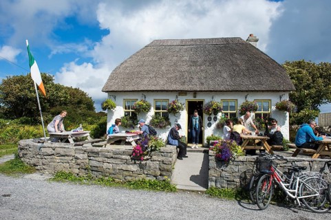 Local pub in Arainn