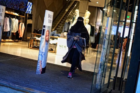 Young woman with burka shopping in Munich