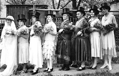 Bride with bridesmaids with cylinder