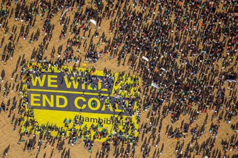 Many people on large-scale demonstration with Banner We will end coal