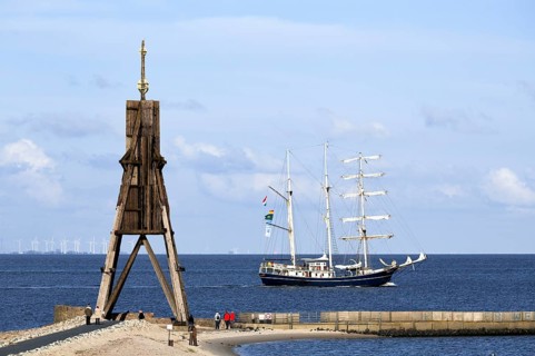 Kugelbake with sailing ship on the Elbe