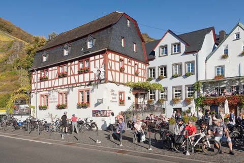 Tourists in front of the Cafe Restaurant Altes Zollhaus