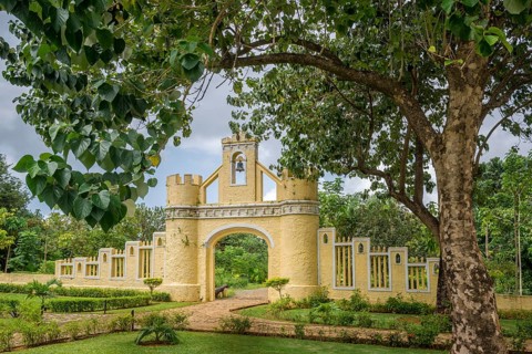 Entrance gate to the Roca Belo Monte Hotel