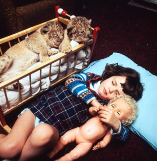 Girls and baby lions sleep