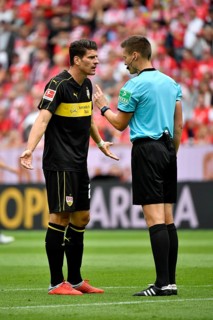 Referee Daniel Siebert admonishes Mario Gomez VfB Stuttgart Gestik