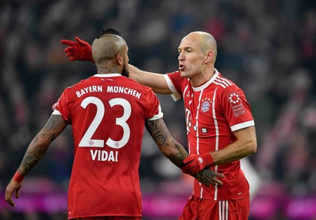 Arturo Vidal (left) discusses with Arjen Robben of FC Bayern Munich
