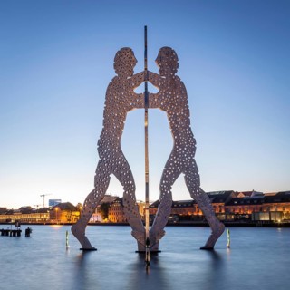 Sculpture Molecule Man by the artist Jonathan Borofsky