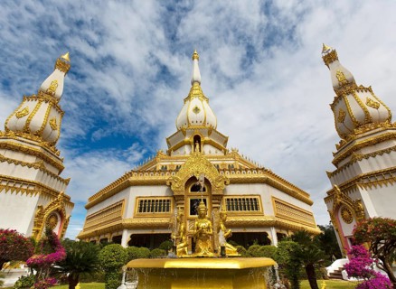 Gilded fountain in front of the 101m high Phra Maha Chedi Chai Mongkhon Pagoda