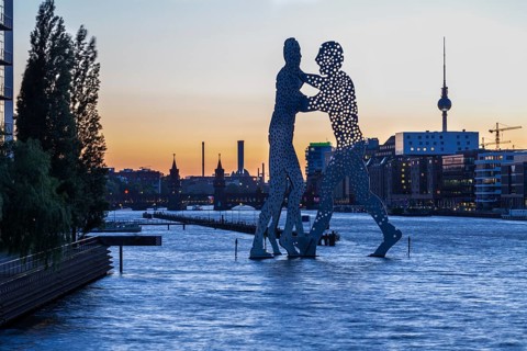 Sculpture Molecule Man by the artist Jonathan Borofsky