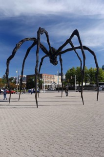 Giant spider statue made by Louise Bourgeois