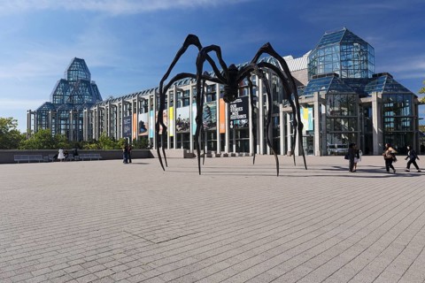 Giant spider statue made by Louise Bourgeois