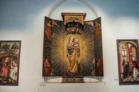 Canopy altar with Our Lady in the Radiant Wreath