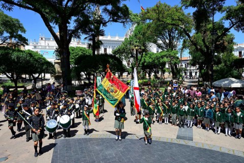Parade of pupils in school uniform at Plaza 25 de Mayo